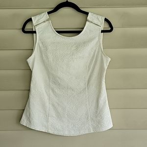 🌴 SANS SOUCI TANK WHITE LACE DESIGN AND ZIPPER ACCENTS ON SHOULDERS SIZE LARGE